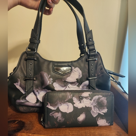 Vera Wang Handbags - Simply Vera Vera Wang Purse and Wallet Matching Set USED ONCE in dark floral